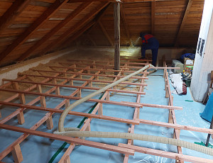 Zateplení stropu zděného rodinného domu pomocí foukané izolace